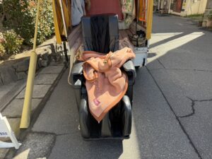 鹿児島市堀江町のマンションから回収したマッサージチェアと作業車両