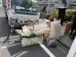 鹿児島市郡元でまとめて不用品回収した10品目。3階から搬出し積み込み前に路上へ並べた状態