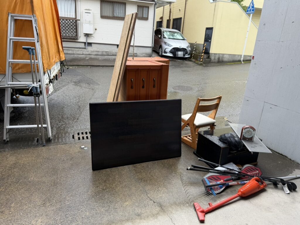 鹿児島市で家具移動とあわせて回収したタンス・机・こたつなどの不用品（回収前・永吉）