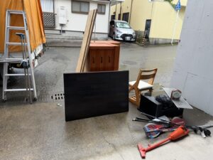 鹿児島市で家具移動とあわせて回収したタンス・机・こたつなどの不用品（回収前・永吉）