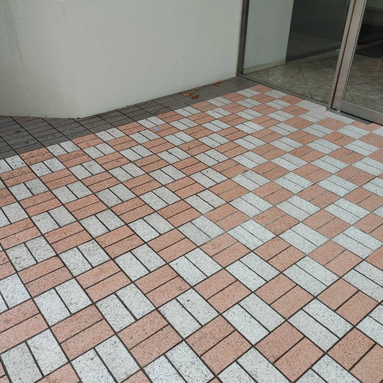ソファ処分後にすっきり片付いた鹿児島市宇宿の建物入口前