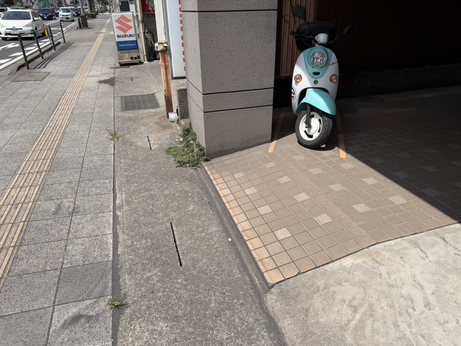 鹿児島市松原町の不用品回収後、すっきり片付いた建物前のスペース