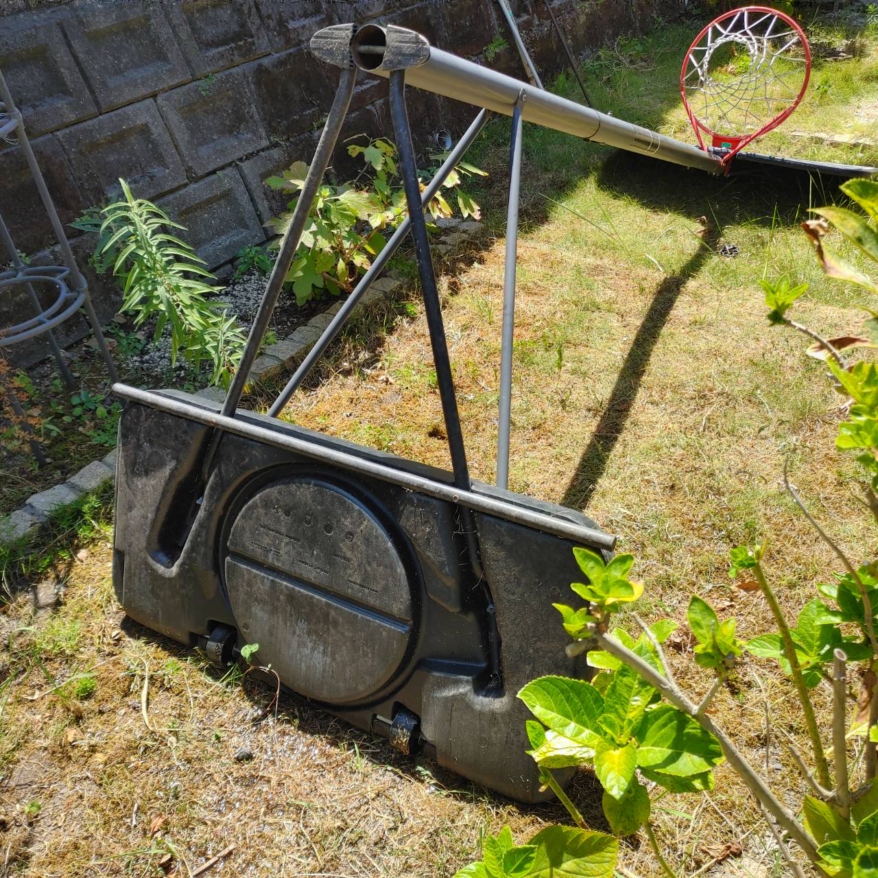 解体してベース・ポール・ボードに分けたバスケットゴール（鹿児島市の処分現場）
