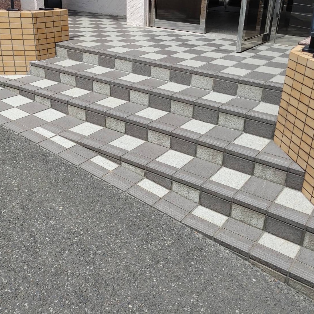 下駄箱とタンスを処分したあとのマンションエントランス（鹿児島市紫原）