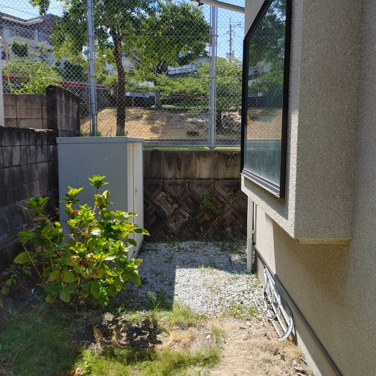 物置横の通路も片付いた作業後の様子（鹿児島市 バスケットゴール 処分）