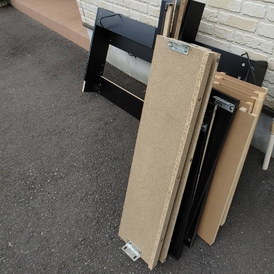 鹿児島市坂之上 家具 処分|通路にまとめられた解体済みの家具と板材