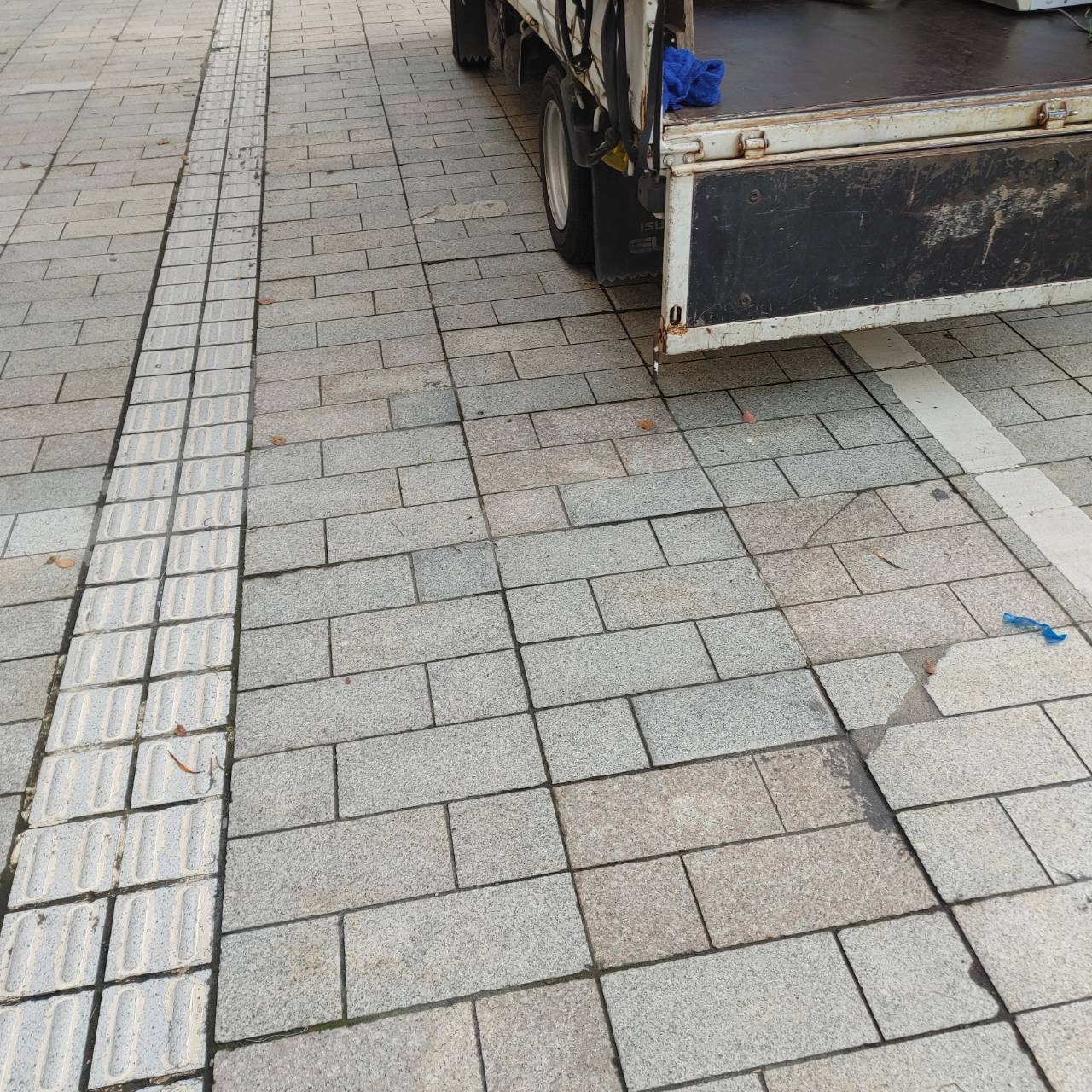 回収後:家電3点を積み込んだあとの鹿児島市易居町の現場前の歩道とトラック