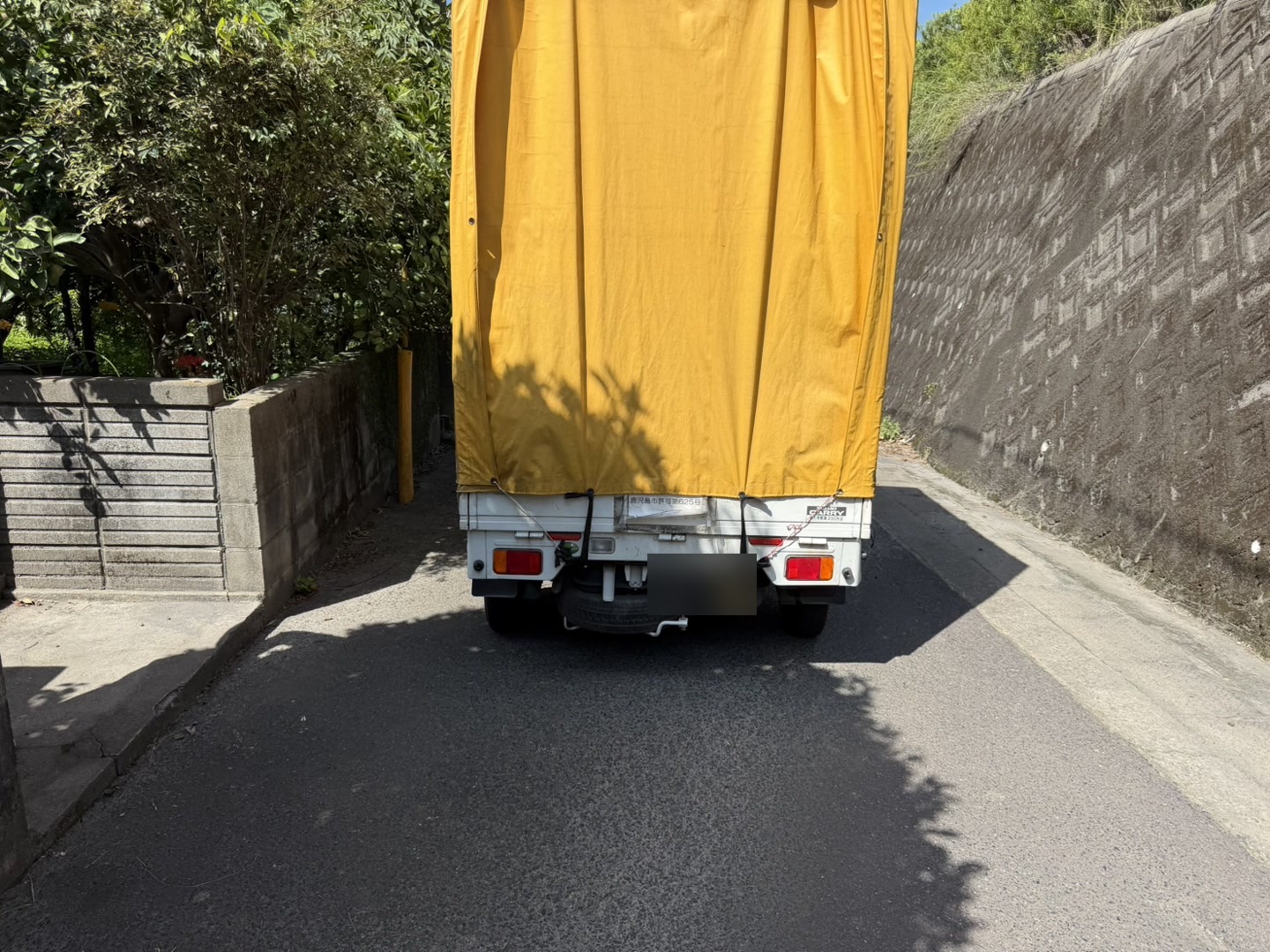 作業後の通り(家具の搬出が完了し、幌をかけた軽トラックだけが残っている)