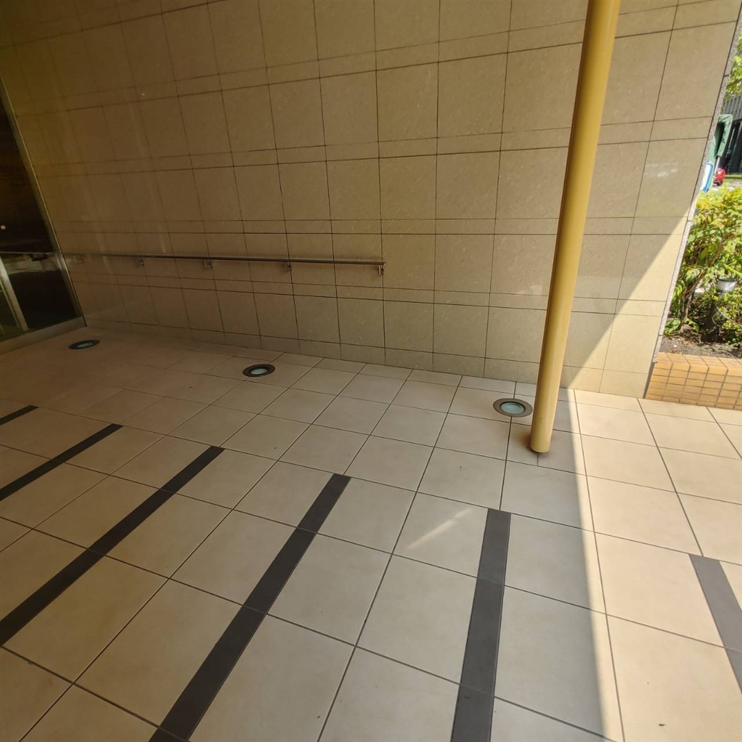 作業後のエントランス前(品物がすべて運び出され、床と壁だけが見える状態)