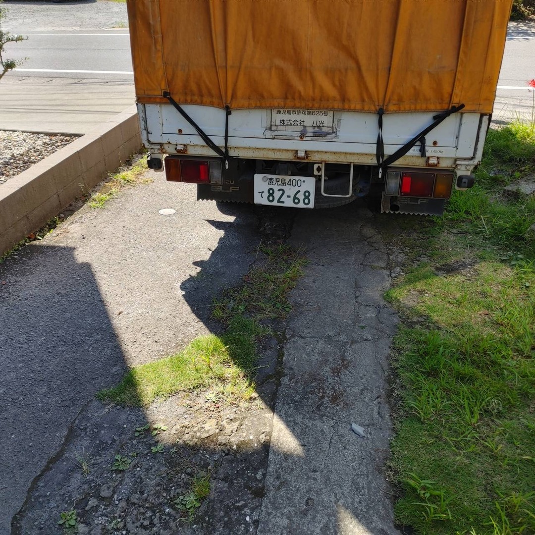 作業後、幌をかけたトラックの後方