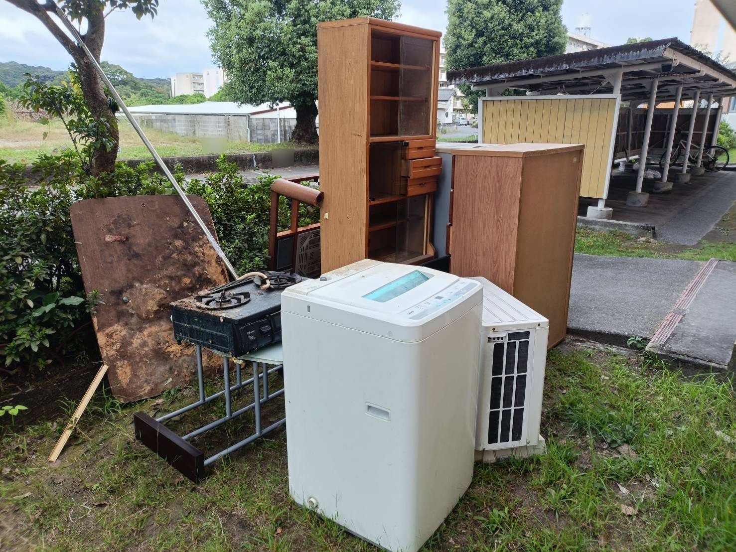 作業前 洗濯機やエアコン室外機、食器棚、タンスが並んだ状態
