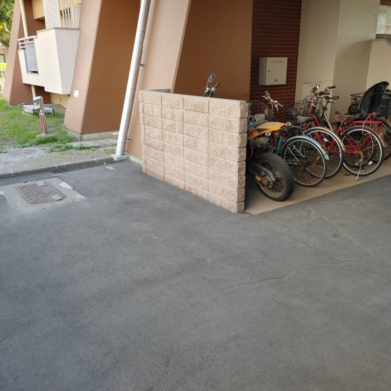 作業後(品物がなくなり、通路の床が見える状態)