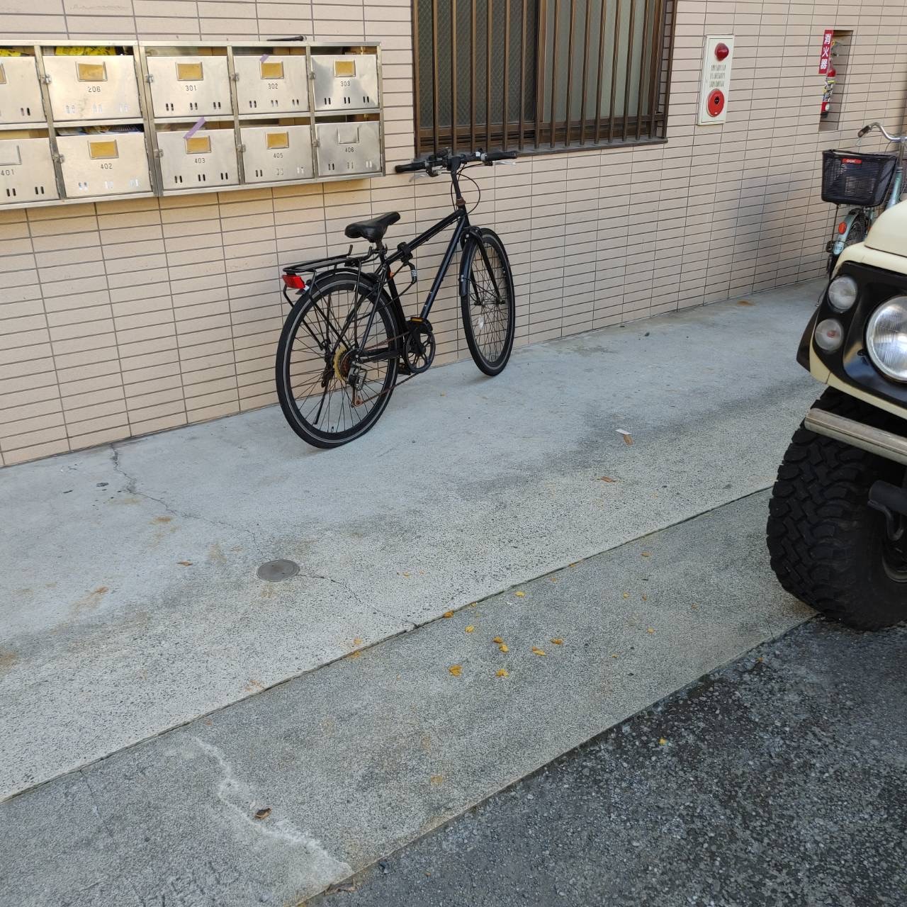 作業後の建物前(家具が運び出され、通路が見える状態)