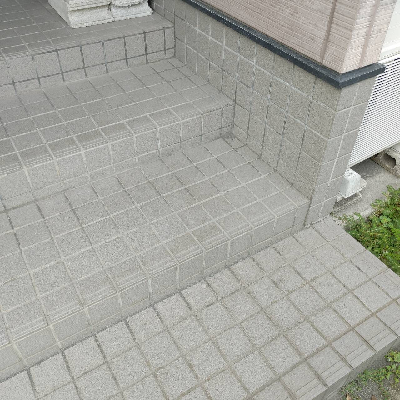 作業後の玄関まわり(品物がなくなり、タイルの段差が見える状態)